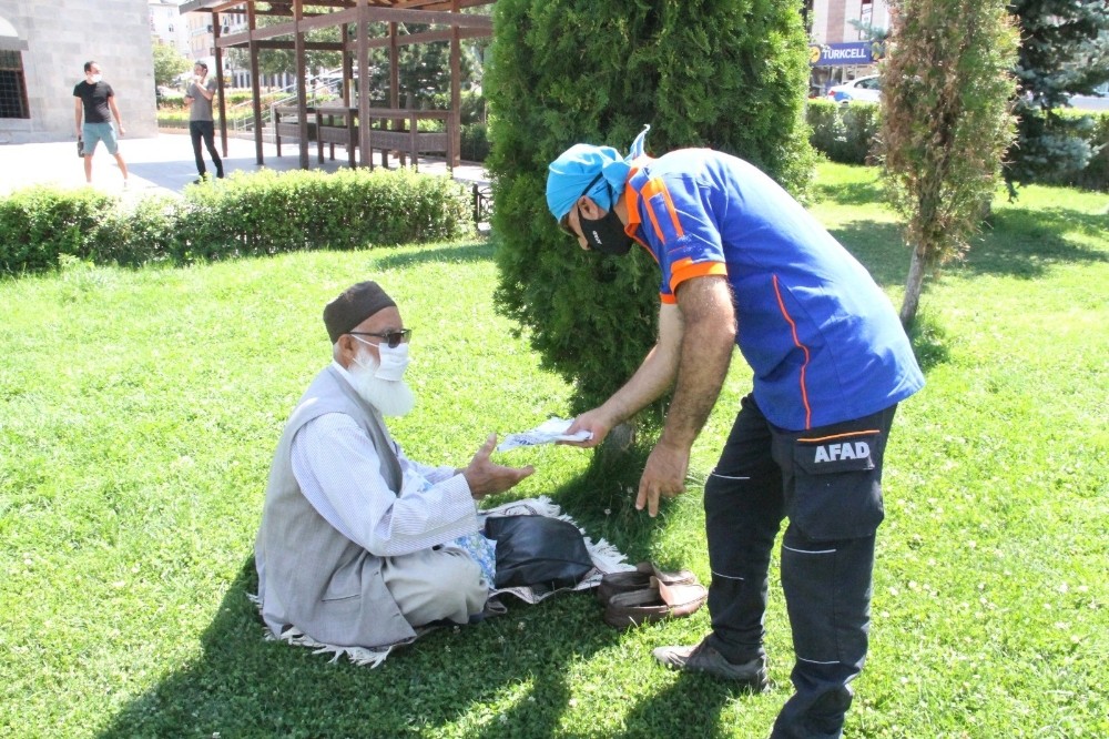 AFAD ekipleri cuma namazı öncesi vatandaşlara maske dağıttı
