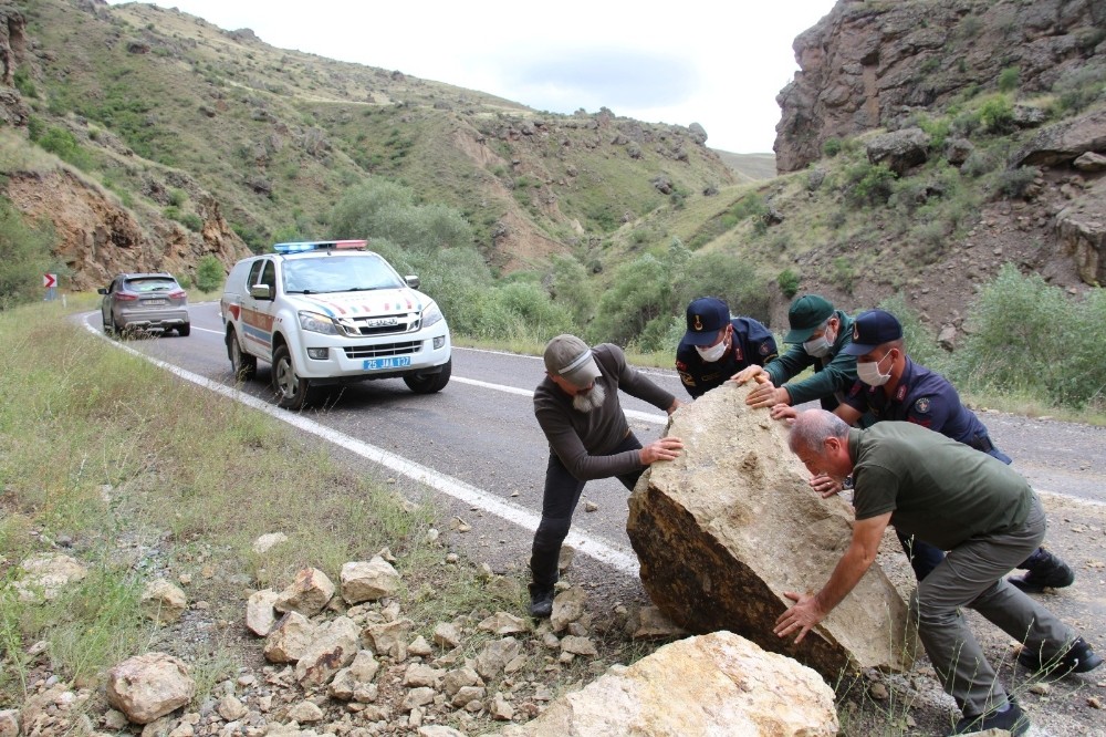 Yolu kapatan dev kayalar vatandaşlar ve jandarma tarafından temizlendi