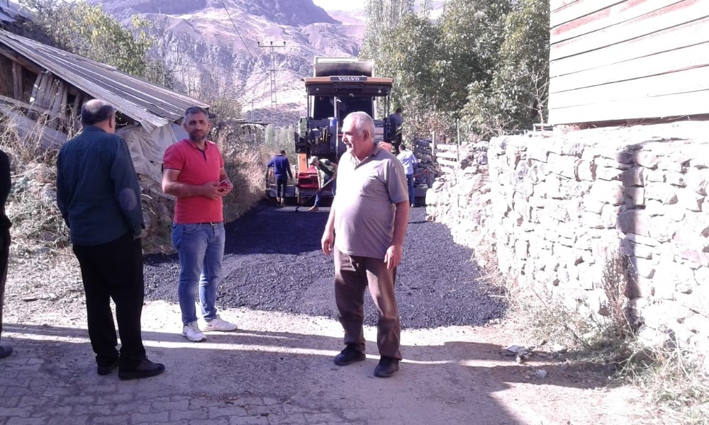 Büyükşehir Belediyesi ekipleri Olur mahallelerinde asfalt çalışması yapıyor