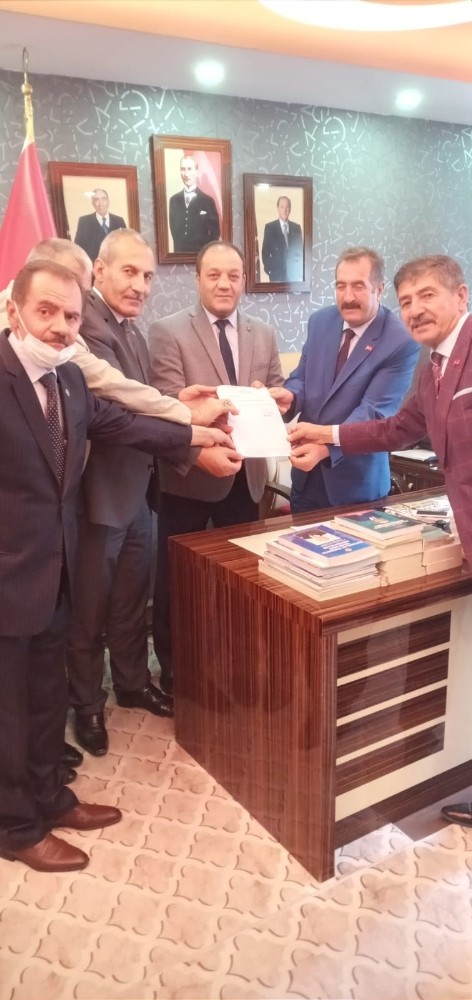 MHP İl Başkanı Karataş mazbatasını aldı