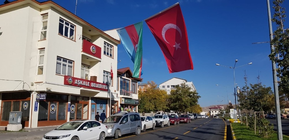 Aşkale Belediye binasına Azerbaycan ve Türk bayrakları asıldı