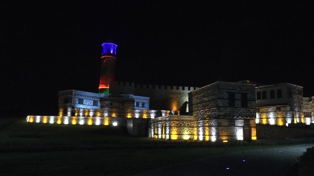 Erzurum Kalesi Azerbaycan bayrağının renkleriyle ışıklandı