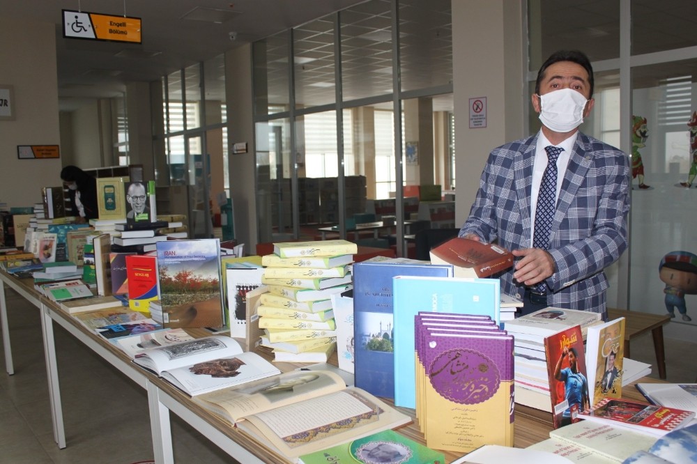 İran konsolosu Halk Kütüphanesi’ne bin kitap bağışladı