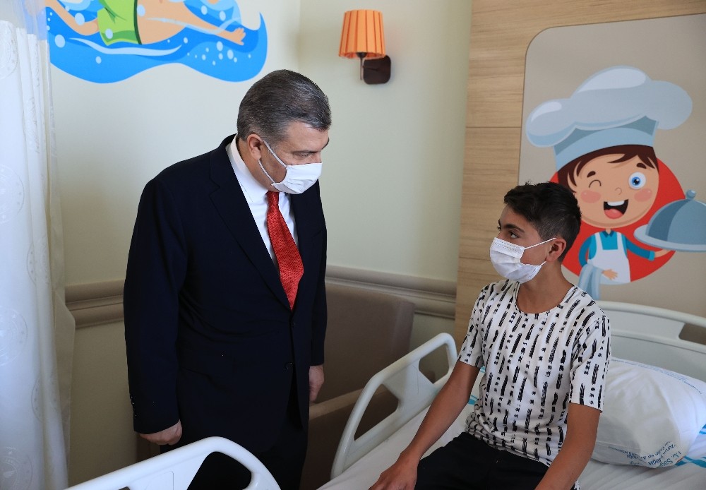 Sağlık Bakanı Koca, Erzurum Şehir Hastanesi Çocuk Servisi’ni ziyaret etti
