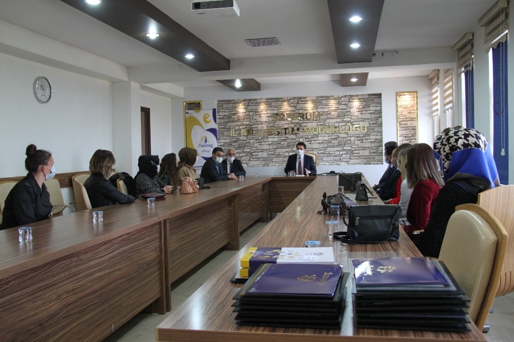 Erzurum’da öğretmenler kalite etiketi belgelerini aldılar
