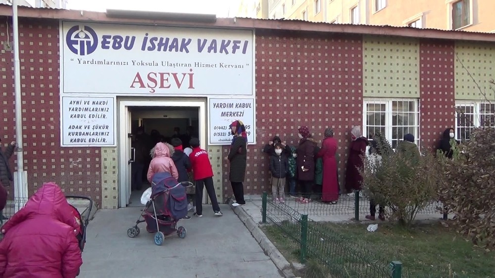 Erzurum’da “Üşüyen Çocuk Kalmasın” kampanyası kapsamında 2 bin çocuğa bot ve mont desteği verildi