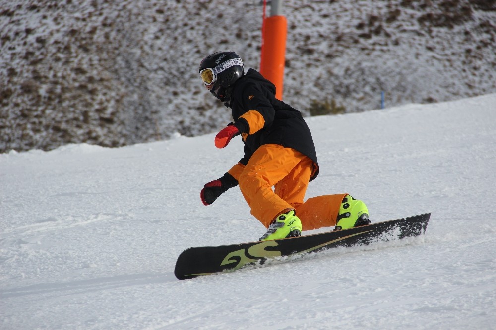 Anatolia kupası kayak yarışları 11 ülkenin katılımıyla Erzurum’da başladı