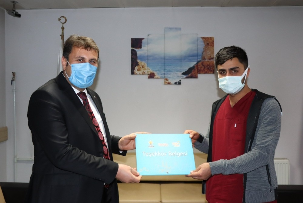 Başkan Yaşar, sağlık çalışanlarını ziyaret ederek tatlı ikram etti