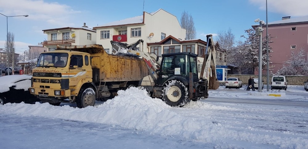 Belediye ekipleri kar temizliğine başladı