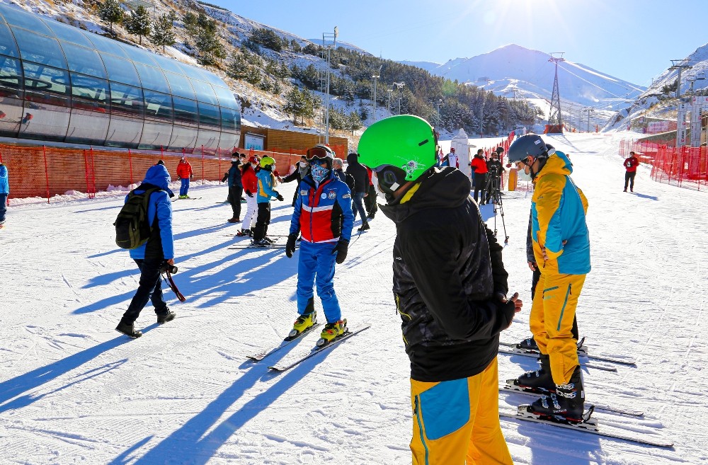 Büyükşehir’den sağlık çalışanlarına kayak eğitimi