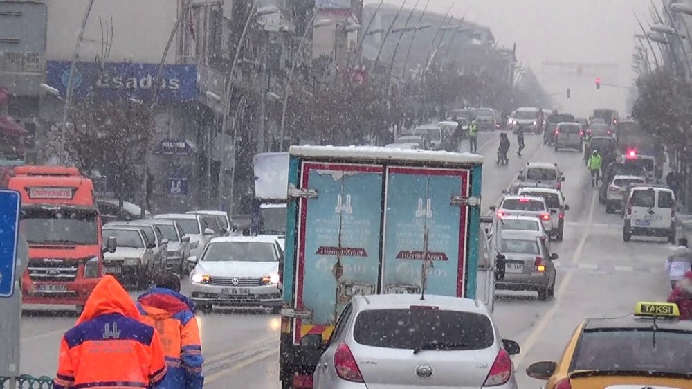 Erzurum’da kar yağışı hayatı olumsuz yönde etkiliyor