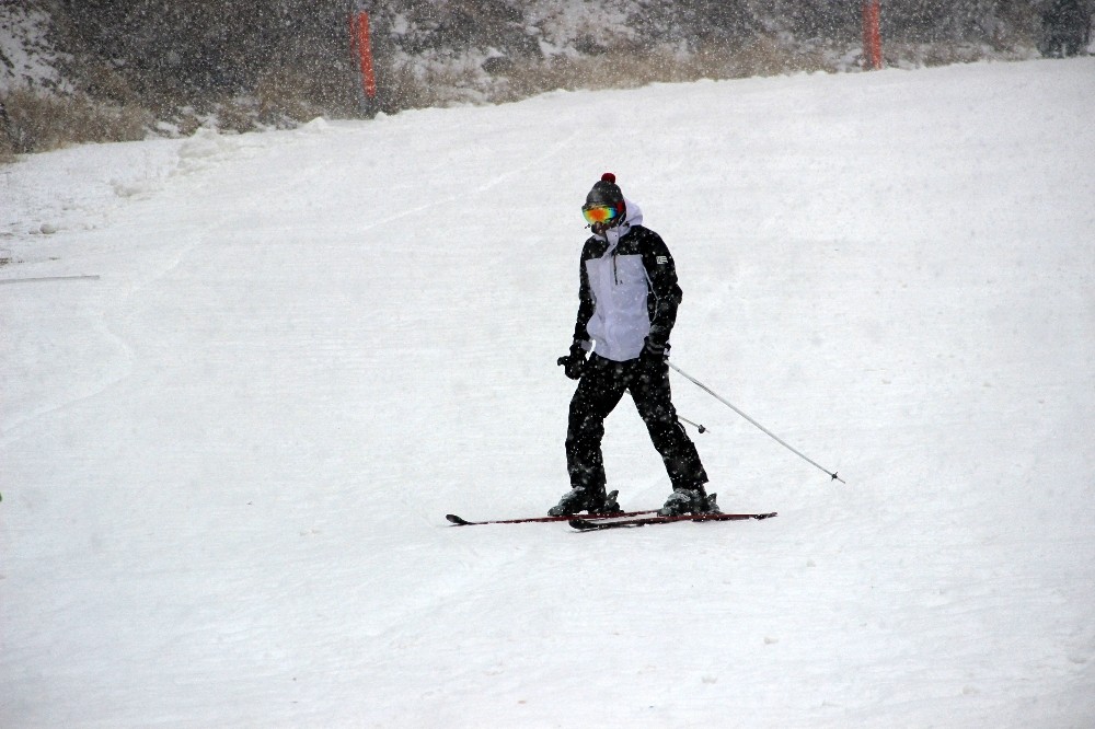 Palandöken’de kar yağışı altında kayak keyfi