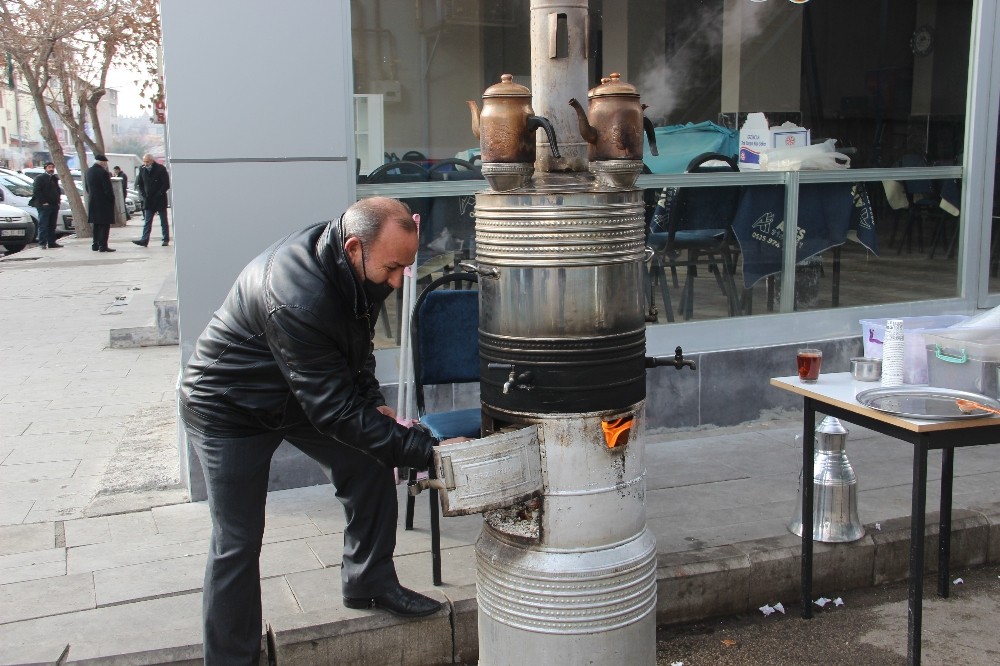 Pandemide sokağa kurduğu dev semaverle müşterilere paket çay servisi yapıyor