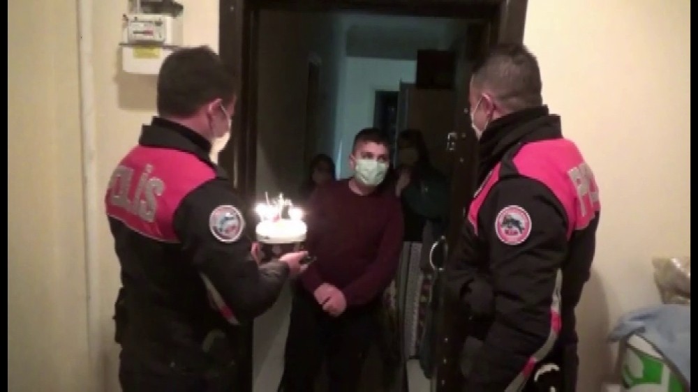Polis ekiplerinden 14 yaşındaki çocuğa doğum günü sürprizi