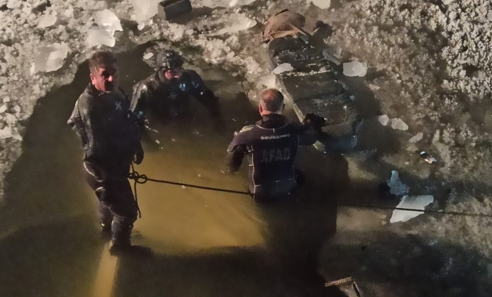 Direksiyon hakimiyetini kaybeden otomobil buz tutan nehre uçtu: 1 ölü