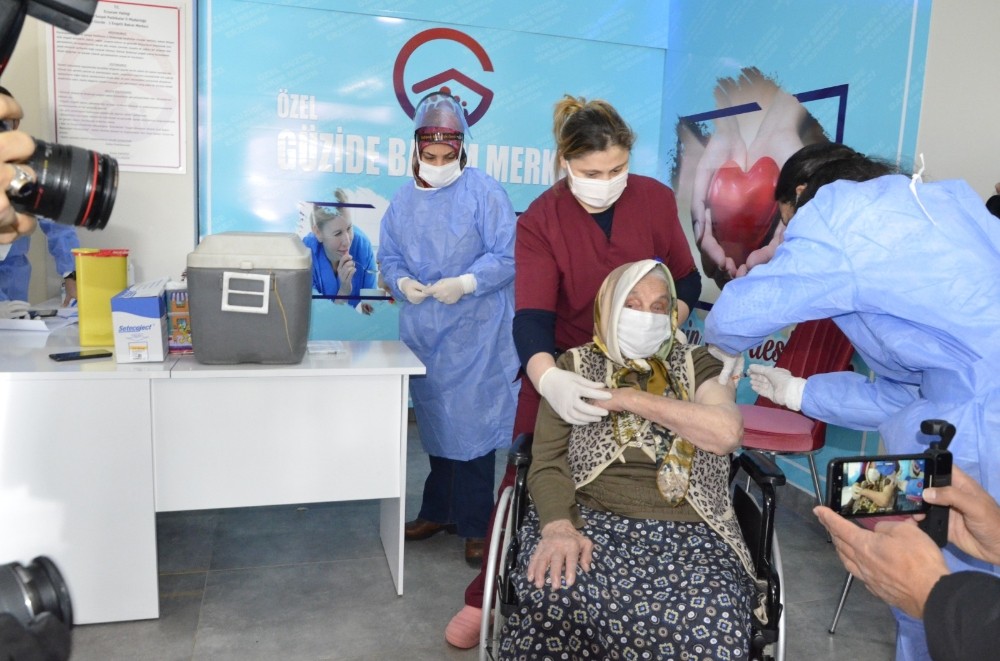 Erzurum’da Bakımevinde kalan yaşlılar aşılanmaya başlandı