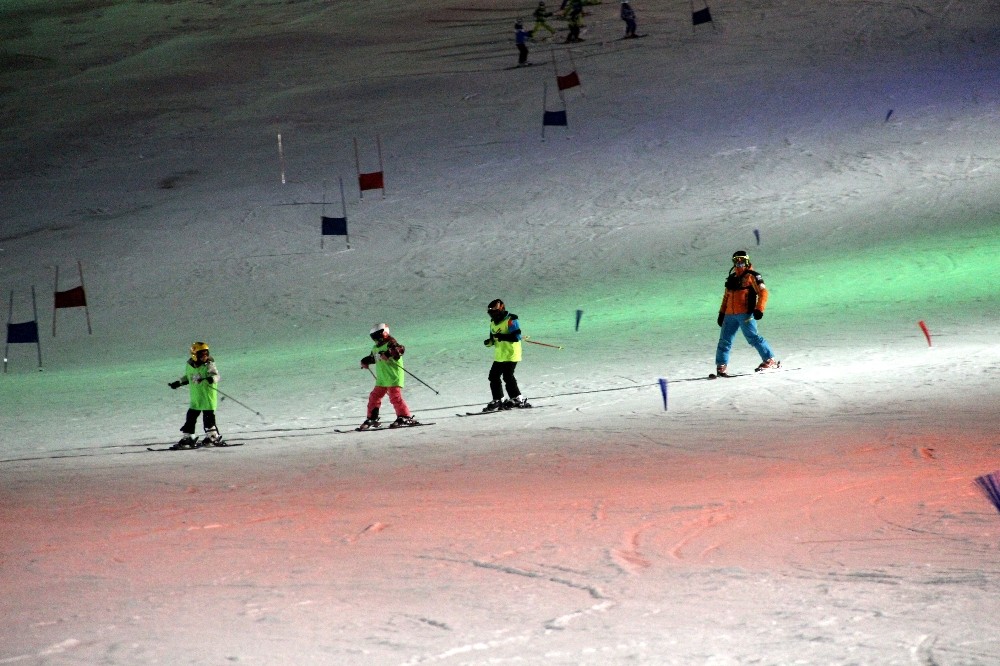 Sporcular gece kayağı ile yarışmalara hazırlanıyorlar