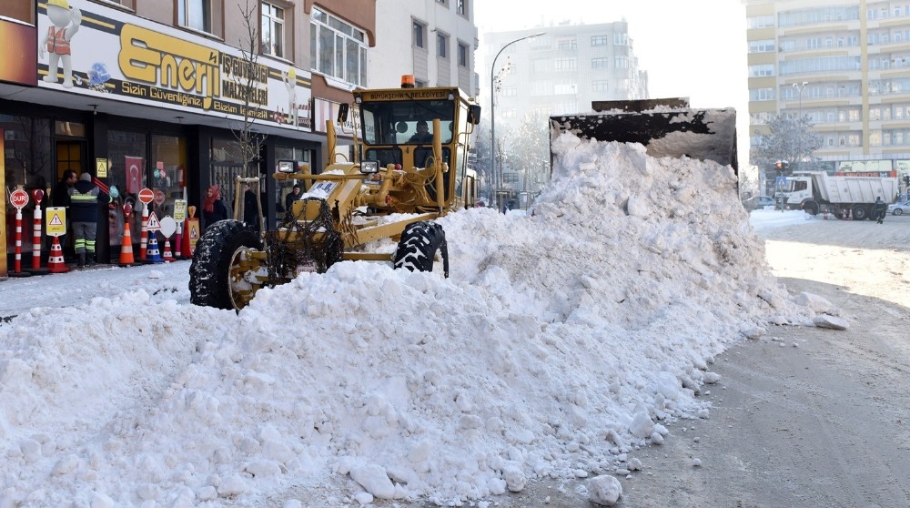 Büyükşehir karla mücadelede de Türkiye’ye örnek belediye oldu