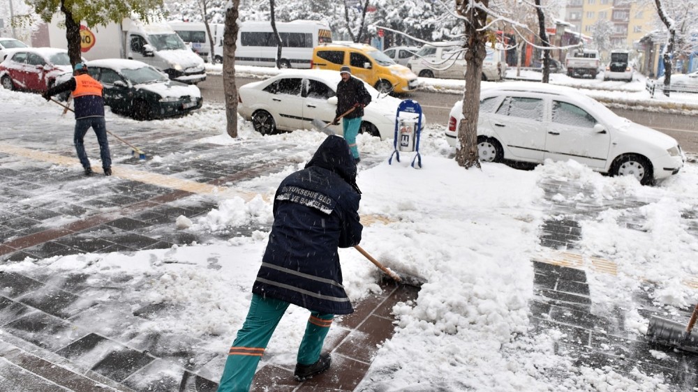 Erzurum’da karla mücadele devam ediyor