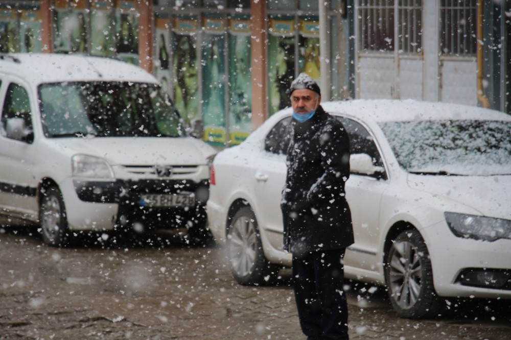Oltu’da Mart karı yağıyor
