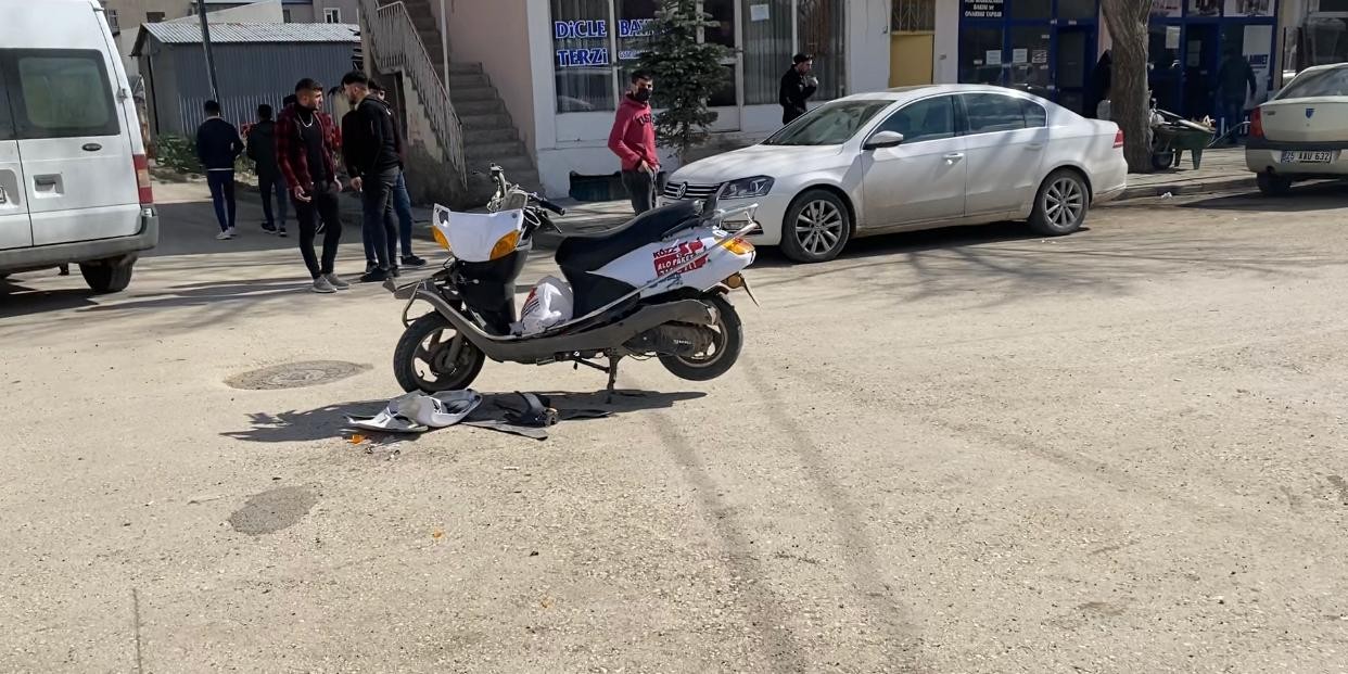 Horasan’da kamyonet motosikletli kuryeye çarptı: 1 yaralı