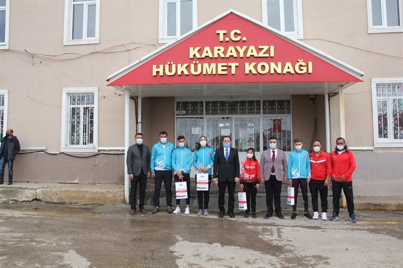 Karayazı Belediye Spor Kulübü’nün başarısına Kaymakamdan plaket