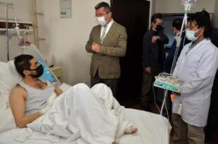 Vali Memiş, yaralı Özel Harekat Polisi Öner’i hastanede ziyaret etti
