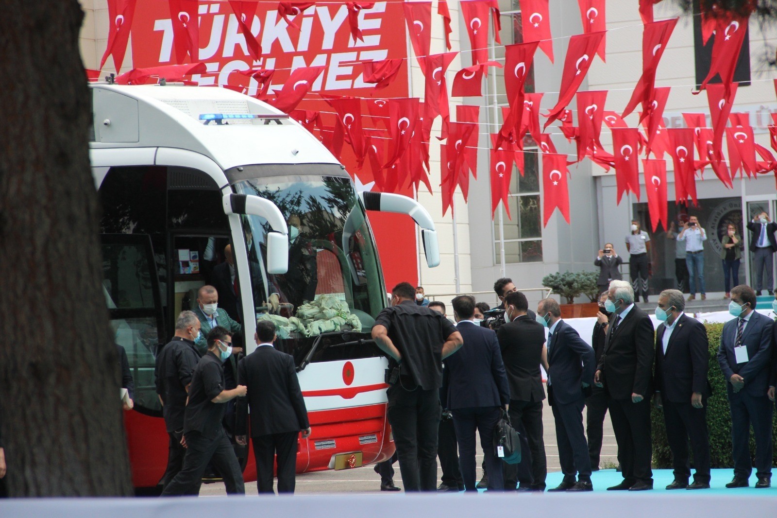 Cumhurbaşkanı Erdoğan: “Hep milletimizle beraber yürüdük, bundan sonra da milletimizin gösterdiği istikamette yürümekte kararlıyız”