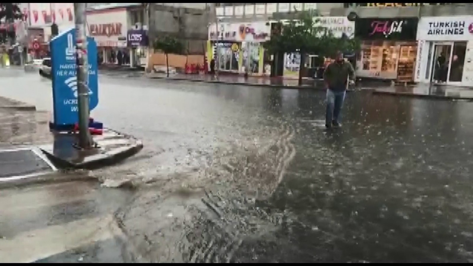 Erzurum, aniden bastıran yağmurla sele teslim oldu