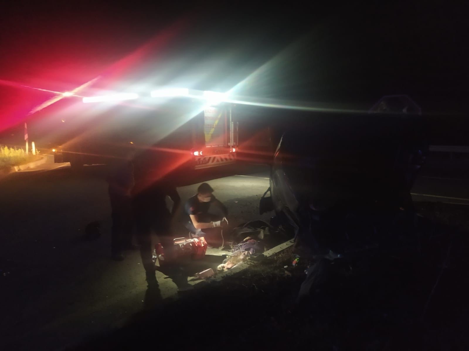 Horasan’da otomobil refüje çarparak ters döndü: 2 ölü, 2 yaralı