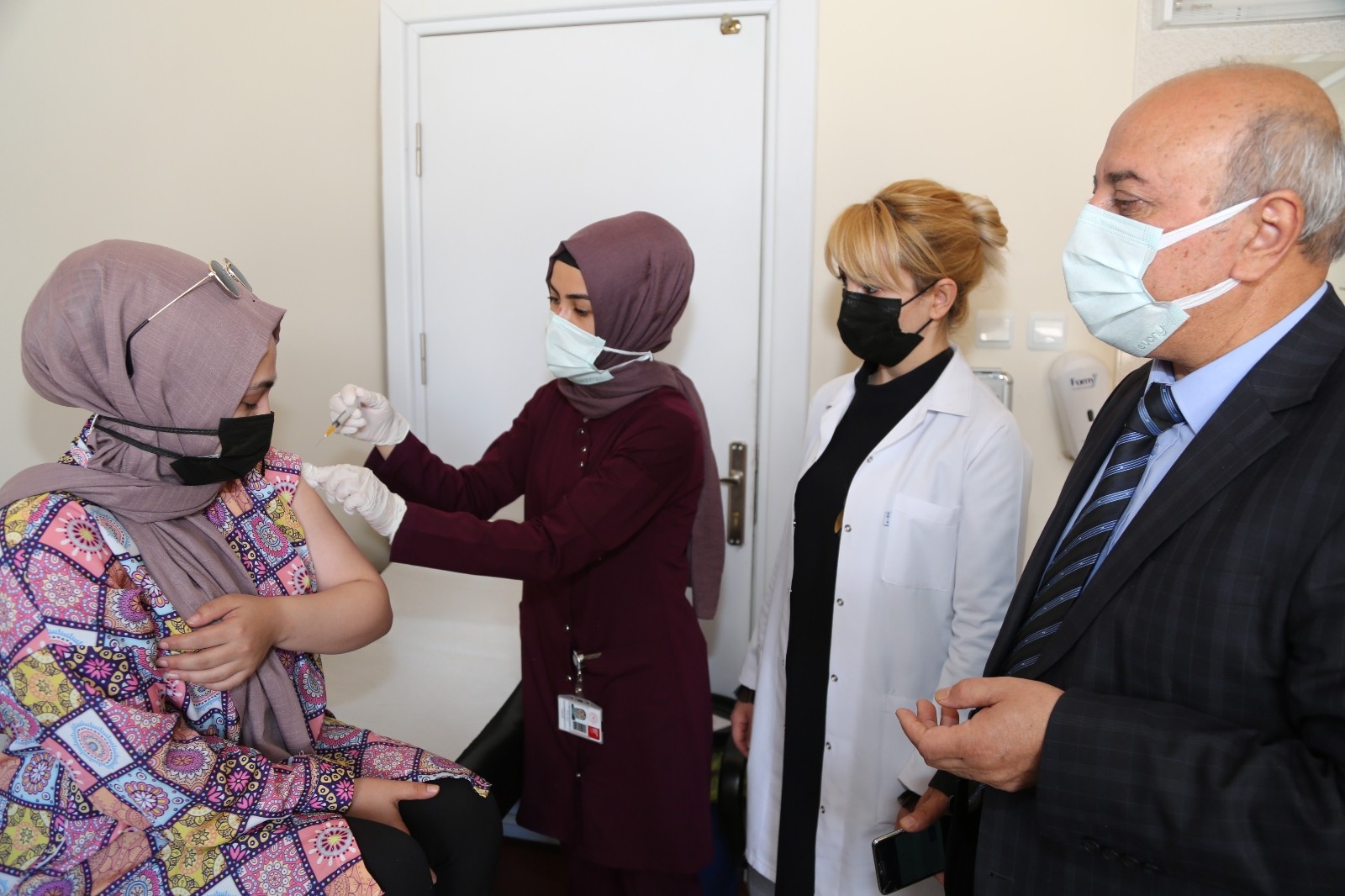 Başhekim Aykal aşı için sıraya giren vatandaşlarla sohbet etti