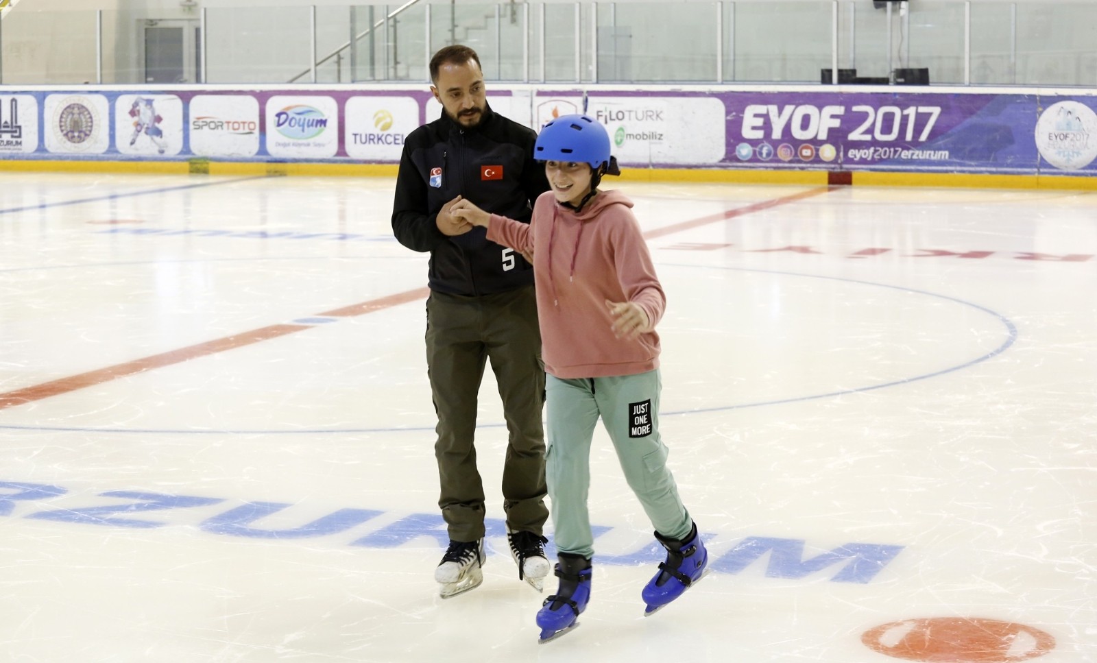 Büyükşehir engelli çocuklar için buz pateni kursu açtı