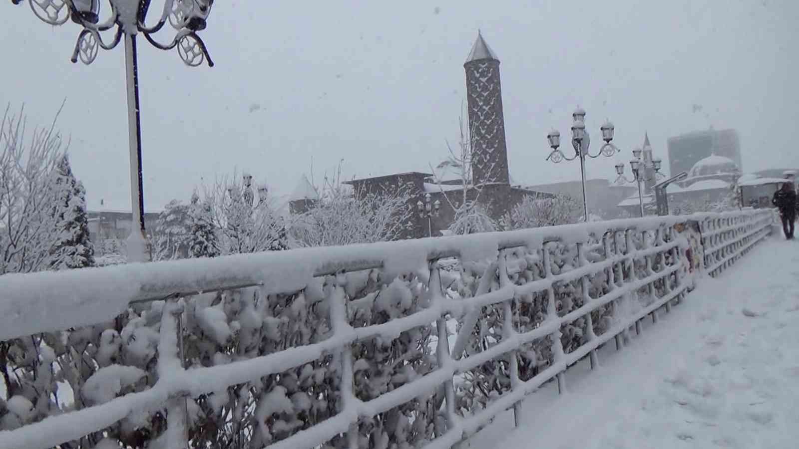 Erzurum’da kar yağışı görsel şölen oluşturdu