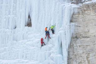 Buz tırmanışı nefes kesti, sporcular 300 metre yükseklikteki şelalelere tırmandı
